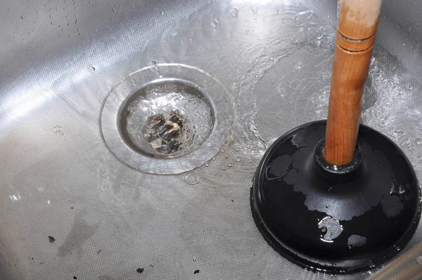 笨重的厨房水槽 管道清洗的概念 卫生工程工作 — 图库照片