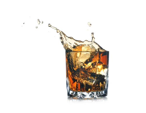 Vaso Whisky Salpicado Con Hielo Aislado Blanco —  Fotos de Stock