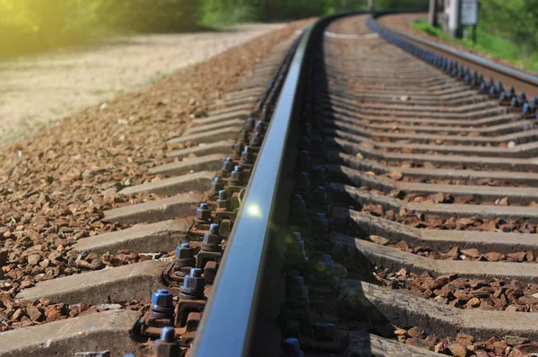 Spoorwegen tracks en zonnestralen. — Stockfoto