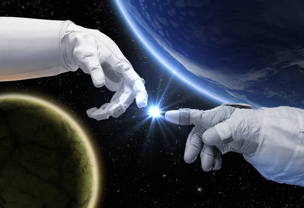 Рука астронавта и робота. Контакты с другими цивилизациями . — стоковое фото