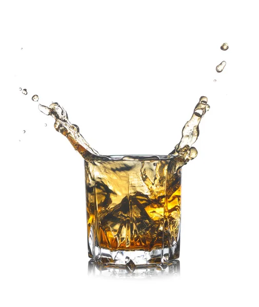 Whisky mit Eiswürfeln auf Weiß. — Stockfoto