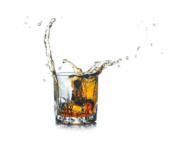 Whisky splash en ijs. — Stockfoto