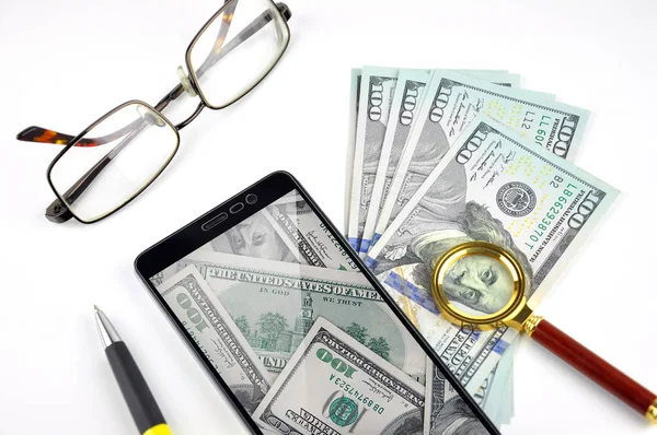 Smartphone, magnifying glass and the money. E-commerce concept. — Stock Photo, Image