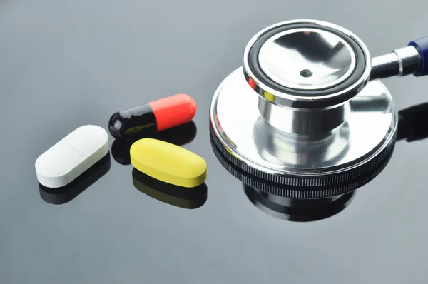 Stethoscope and Medication. — Stock Photo, Image