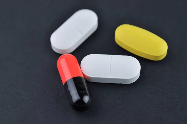 Tablets and capsule. — Stock Photo, Image