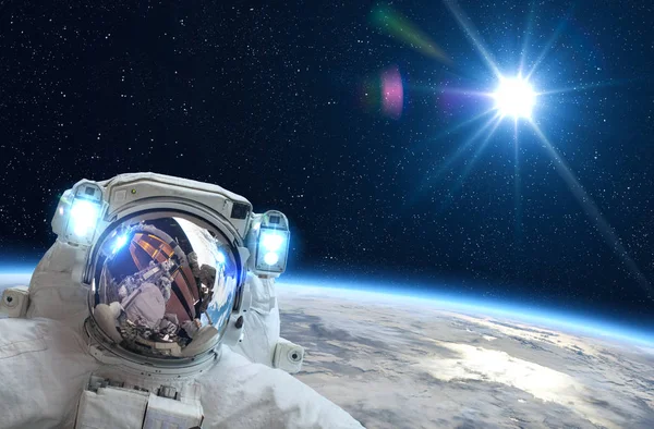 Astronauta, Spazio, Sole e Terra . Fotografia Stock