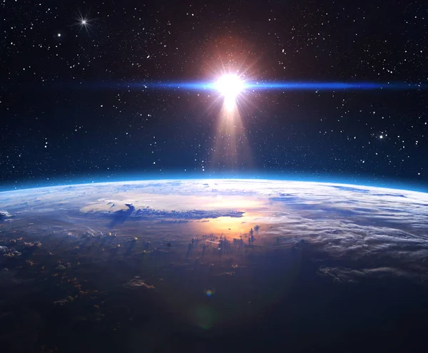 Tierra y Sol. Salida del sol, vista de la tierra desde el espacio . Imagen De Stock