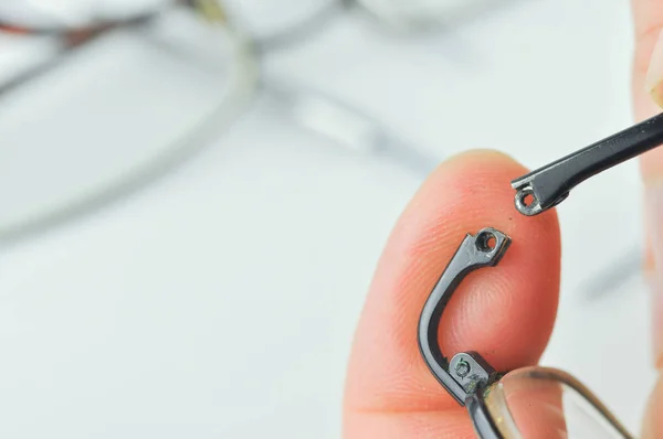 Reparatur der kaputten Brille. Stockfoto