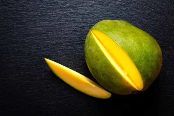 Von Oben Grüne Mango Auf Schwarzem Schieferstein Brett — Stockfoto