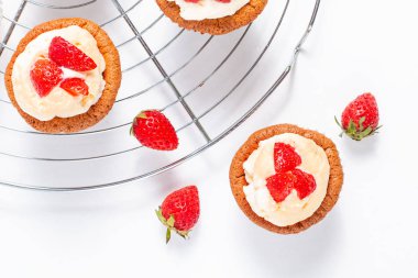 Gıda kavramı taze ev yapımı çilekli kremalı kek üzerinde şanti 