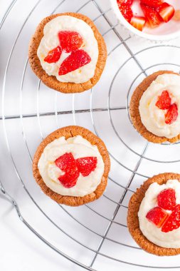 Gıda kavramı taze ev yapımı çilekli kremalı kek üzerinde beyaz backfround şanti.