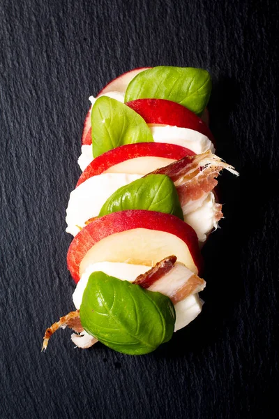 Summer Healthy Food Concept Șuncă Piersici Busuioc Salată Buffalo Mozzarella — Fotografie, imagine de stoc
