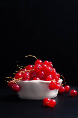 Yaz meyve frenk üzümü berry kopya alanı ile siyah arduvaz taş gemide seramik Kupası