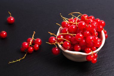 Yaz meyve frenk üzümü berry kopya alanı ile siyah arduvaz taş gemide seramik Kupası