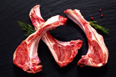 Siyah arduvaz taş ile bitkisel gıda kavramı organik kuzu pirzola