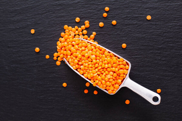 Красная чечевица в черном фоне с копировальным пространством
