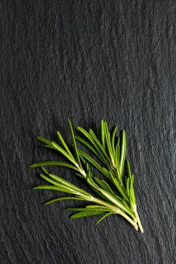 bitkisel gıda kavramı siyah arduvaz taş organik biberiye kurulu kopya alanı ile