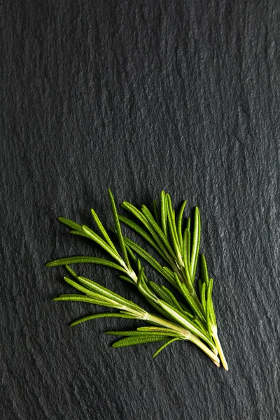 bitkisel gıda kavramı siyah arduvaz taş organik biberiye kurulu kopya alanı ile