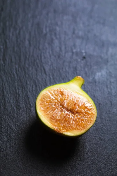 食品概念黑色石板石板上的有机绿无花果果与复制空间 — 图库照片