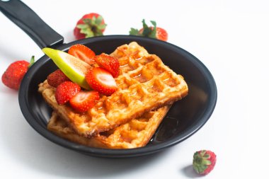 Waffle ve çilek ve incir Tepesi demir ile şurubu kopya alanı ile tava gıda kavramı Meydanı