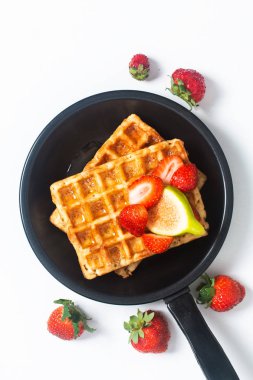 Waffle ve çilek ve incir Tepesi demir ile şurubu kopya alanı ile tava gıda kavramı Meydanı