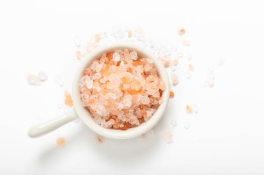 Sağlıklı gıda kavramı pembe Himalaya tuz beyaz arka plan üzerinde beyaz seramik Kupası
