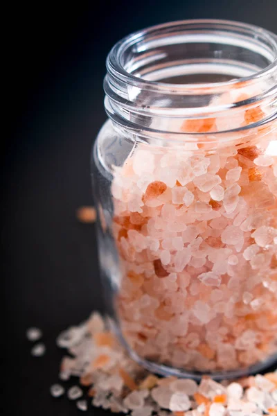 Gezonde Voeding Concept Roze Himalayazout Een Glazen Pot Zwarte Leisteen — Stockfoto