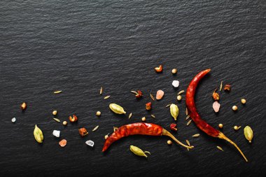 Yiyecek baharatlı sunu arka plan kırmızı biber ve kara barut tahta üzerinde çeşitli egzotik spieces kurutulmuş