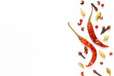 Gıda baharat sunu arka plan kırmızı biberler ve beyaz arka plan üzerinde çeşitli egzotik spieces kurutulmuş