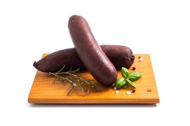 Gıda kavramı ham kan puding siyah sosis beyaz kağıt üzerinde