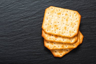 Yemek Meze tuzlu kraker kopya alanı ile siyah arduvaz gemide