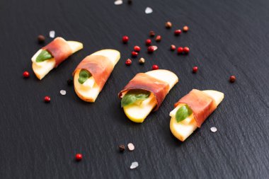 Gıda tatil Meze elma, Brie ve kurutulmuş tedavi Bresaola siyah arduvaz plaka üzerinde şikayetçi. 