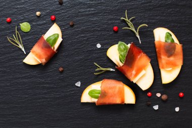 Gıda tatil Meze elma, Brie ve kurutulmuş tedavi Bresaola siyah arduvaz plaka üzerinde şikayetçi. 