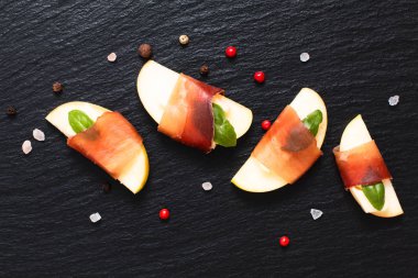 Gıda tatil Meze elma, Brie ve kurutulmuş tedavi Bresaola siyah arduvaz plaka üzerinde şikayetçi. 