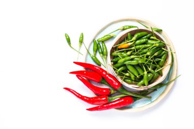Gıda kavramı Chili PADI, kuşbakışı göz Chili, Tay biber ve kırmızı biber kopya alanı ile bambu tepsi
