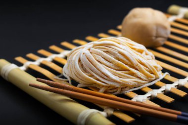 Gıda taze çiğ ev yapımı Doğu Asya, Çin noodle organik yumurta ve tüm amaçlı un bir bambu tepsi tarafından yumurta