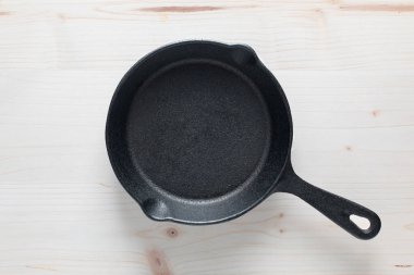 Ahşap tahta mutfak araçları boş Cast-Iron tava tava 