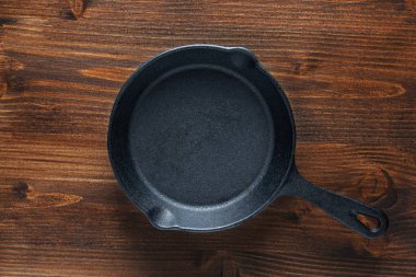 Rustik ahşap tahta mutfak araçları boş Cast-Iron tava tava 