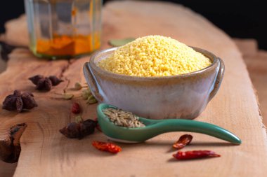 Gıda kavramı kahverengi seramik bolw ve baharat ahşap tahta arka plan üzerinde ham kuskus