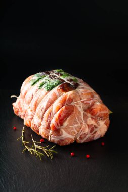 Gıda kavramı ev yapımı çiğ dolma domuz eti bonfile siyah arduvaz taş plaka kopya alanı ile 
