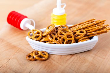 Yemek tuzlu çıtır Pretzel seramik ahşap tahta kopya alanı ile teknede snack