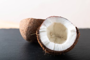 Bütün tek organik tropikal Hindistan cevizi meyve kopya alanı siyah arduvaz taş zemin üzerine