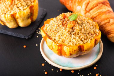 Sağlıklı gıda ev yapımı organik Quinoa doldurulmuş tatlı hamur tatlısı squash kopya alanı ile siyah arduvaz taş