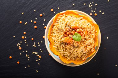Sağlıklı gıda ev yapımı organik Quinoa doldurulmuş tatlı hamur tatlısı squash kopya alanı ile siyah arduvaz taş