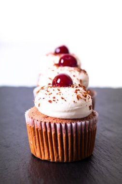 Tatlı ev yapımı siyah orman keki bir tabakta siyah arduvaz taş kopya alanı ile Konfeksiyon