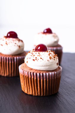 Tatlı ev yapımı siyah orman keki bir tabakta siyah arduvaz taş kopya alanı ile Konfeksiyon