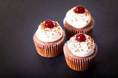 Tatlı ev yapımı siyah orman keki bir tabakta siyah arduvaz taş kopya alanı ile Konfeksiyon