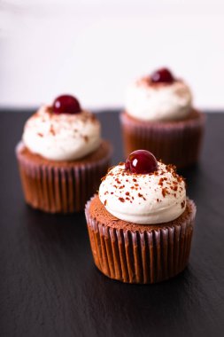 Tatlı ev yapımı siyah orman keki bir tabakta siyah arduvaz taş kopya alanı ile Konfeksiyon