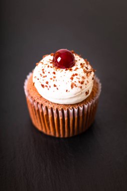 Tatlı ev yapımı siyah orman keki bir tabakta siyah arduvaz taş kopya alanı ile Konfeksiyon