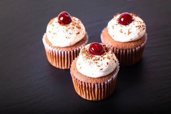 Tatlı ev yapımı siyah orman keki bir tabakta siyah arduvaz taş kopya alanı ile Konfeksiyon